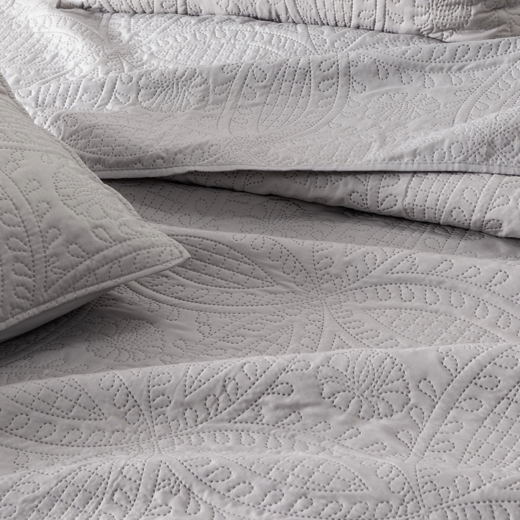 3-Piece Oversized Medallion Quilt Set - Clara Collection