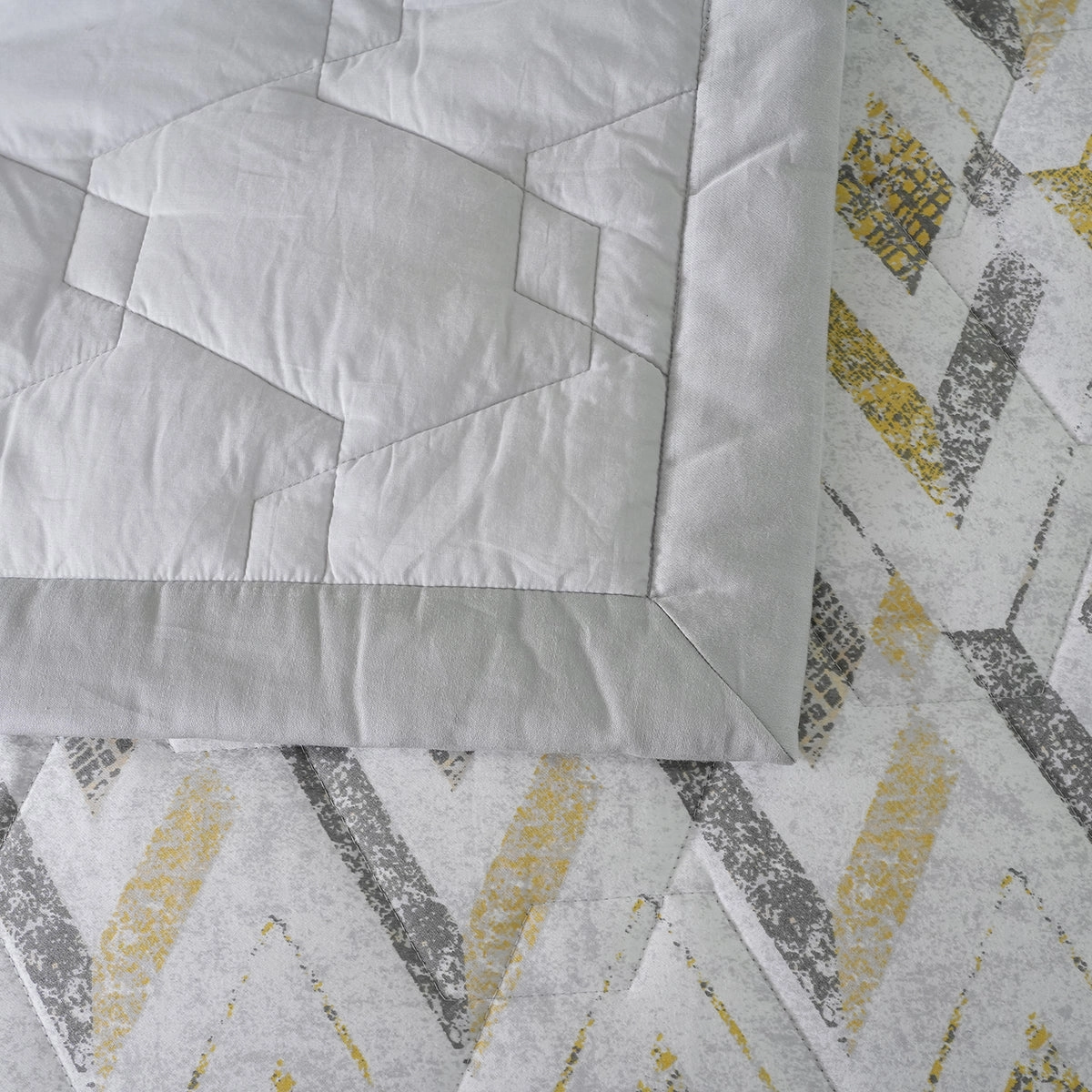 Hues PBS Refined Retro Damascus Quilt