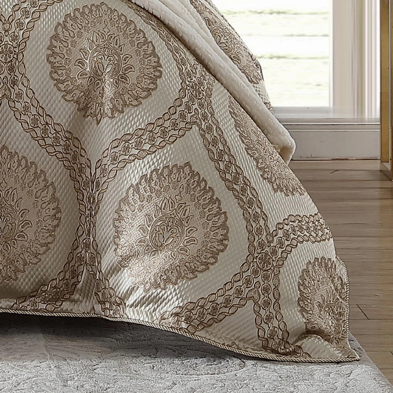 Sistine Gold Quilt Cover Set by Davinci